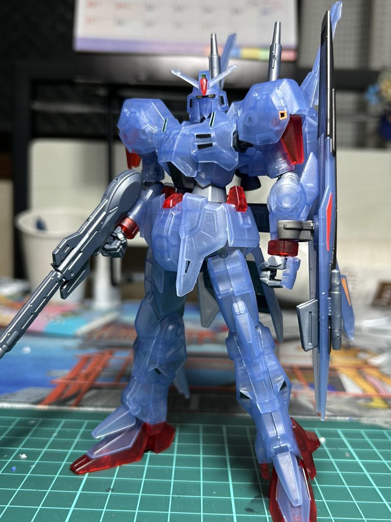 と言ってもこれはつや消しトップコートを吹いた状態なんで仕様ではありません…せっかくのクリアカラーなのにつや消しにしてなんの意味があるんや?って人も多いと思います。しかぁし!逆に言えばHGのクリアカラー特有のフレームがない部分が透けてチープに見えるという現象を抑制できてるんです!!