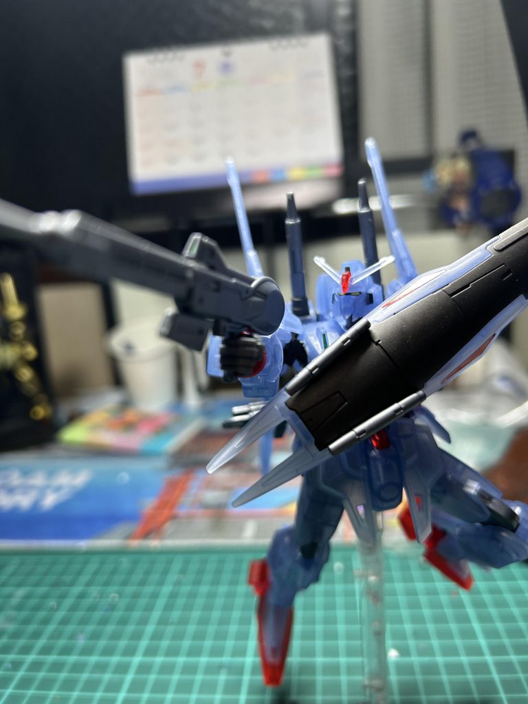 クリアカラーの活かし方としては裏から銀の塗料を塗るのが一般的だと思うんですが普通の機体たちと並べるとなると少し違和感があるかなと。