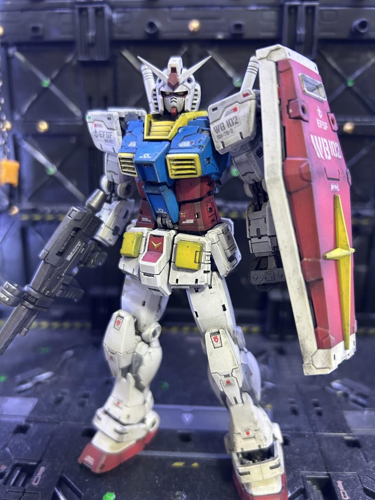 製作中から方針がブレブレになってしまい、結局フレームはシルバーのドライブラシ、外装は白以外塗装というなんとも中途半端な感じになってしまいました。