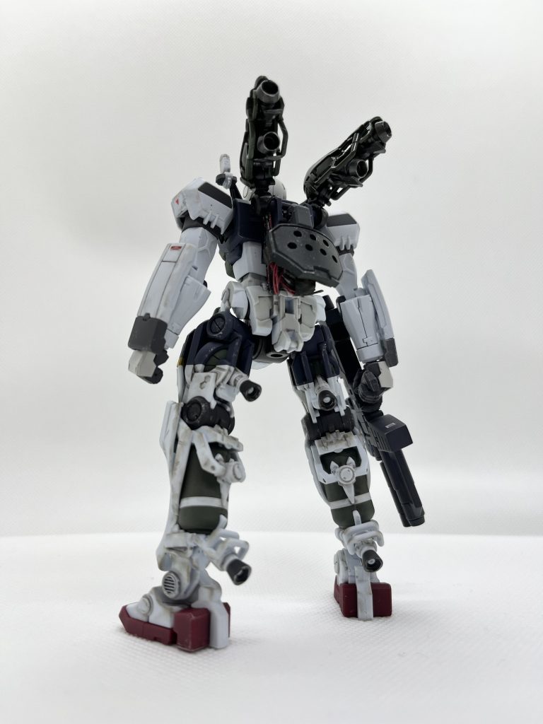 バックショット。LEDのボタン電池(磁石スイッチ付き)を背負わしてます。予備エネルギーパックを背負っているイメージで作りました。後ろから撃たれて誘爆しないように厚い装甲で守ってます。あと、細かいですが、足首に市販パーツを貼ってこっそりディティールアップしてます