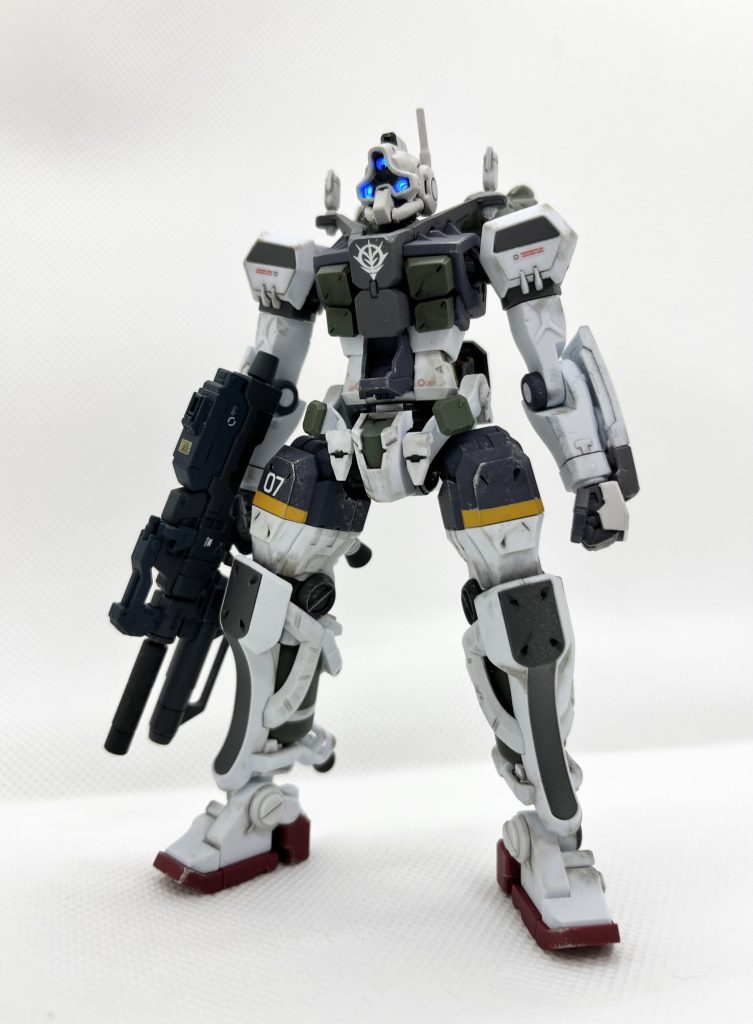 角度を変えてパチリ。目にはLEDを3つ組み込んでます。前回、スガイさんのゲルググを作った時に1個を断線させてしまったので、リベンジを兼ねて作りました。今回はうまくいってホッとしてます。