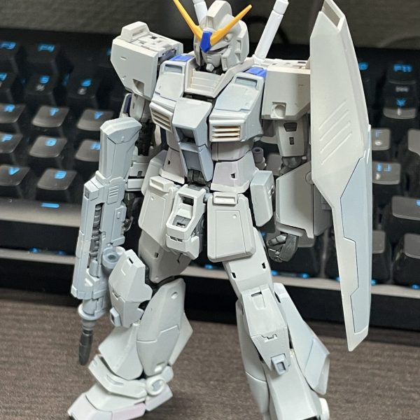 現状確認でサフ吹いてみた。リアに予備サーベルをつけてみました。ヘルメットをアレックスにしたらアレックスに見えてきた！（1枚目）