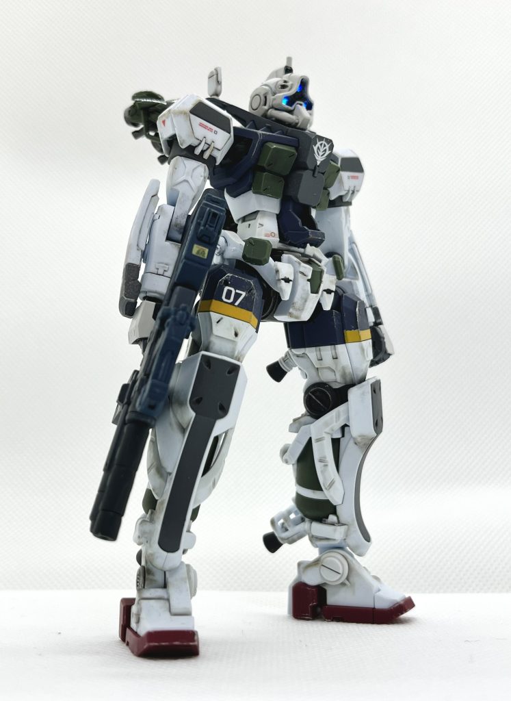 お次は武器をアサルトライフルに変えてポーズ。これも似合いますね!立ち姿がキレイになるように、膝裏を削り込んでます。