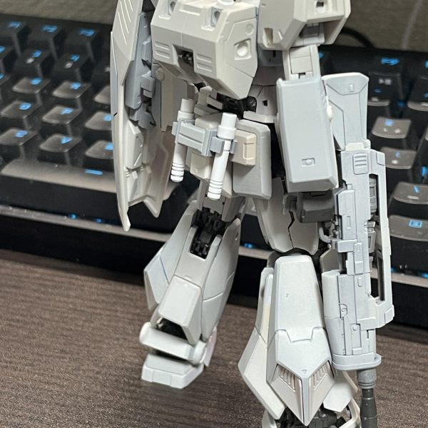 現状確認でサフ吹いてみた。リアに予備サーベルをつけてみました。ヘルメットをアレックスにしたらアレックスに見えてきた！（2枚目）