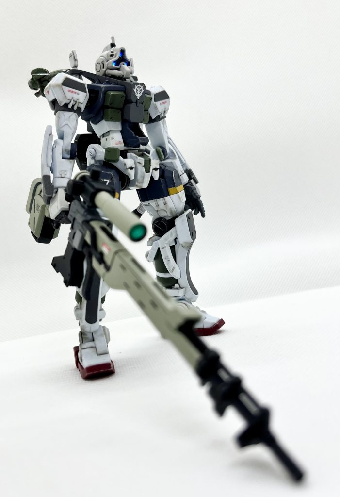 スガイさんのMAVということで、後方支援のためにスナイパーライフルを持たせてみました。基本は成形色ですが、あたま、腕のシールド、脛、肩などのポイントを部分的に塗装してます。
