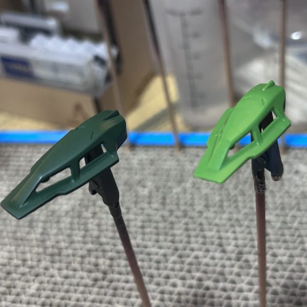 よもぎ色っぽいとこの下地には暗緑色を選びました。こちらはメインのグリーンにしようと思っていたので、試し吹きがてら使用しました。なかなか、劇中のグリーンに近そうですので、こちらをメインのグリーンに使用することにします。よもぎ色の話に戻りますが、こちらはグリーンFS34227という色を選びました。記憶の中での劇中では影や傷、汚れが多く全体的に暗いカラーリングなイメージでしたが、改めて見直すと割と明るめな印象でしたのでこちらを選びました。ザクみたいな色ですね。（1枚目）