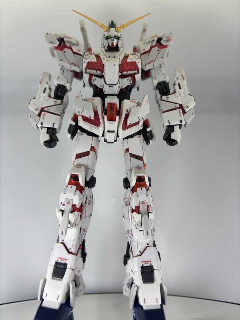 変形に関係しない、武器、アンテナ、ツインアイは全塗装しています。またわかりにくいですがサイコフレームは裏側をホロレッド、表側を光沢で塗装しています。