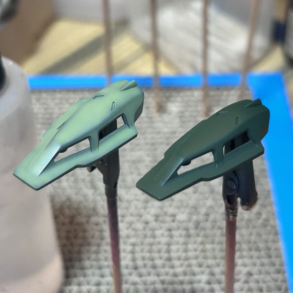 よもぎ色っぽいとこの下地には暗緑色を選びました。こちらはメインのグリーンにしようと思っていたので、試し吹きがてら使用しました。なかなか、劇中のグリーンに近そうですので、こちらをメインのグリーンに使用することにします。よもぎ色の話に戻りますが、こちらはグリーンFS34227という色を選びました。記憶の中での劇中では影や傷、汚れが多く全体的に暗いカラーリングなイメージでしたが、改めて見直すと割と明るめな印象でしたのでこちらを選びました。ザクみたいな色ですね。（3枚目）
