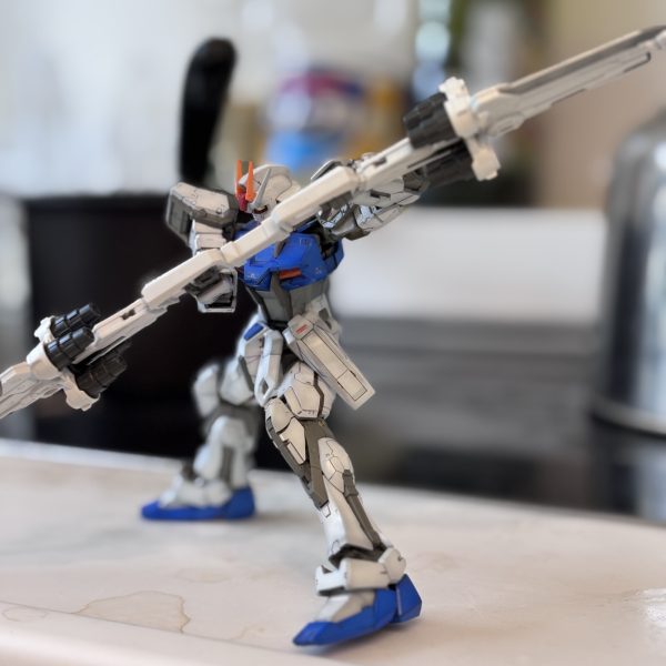 ガンベ大阪でレッドドラゴンを購入。RGストライクに持たせてみました^_^さすがRG。ポージングの幅が広い‼️宇宙刑事のようなポーズになりました😊バックパックどうするか検討中です。ゴリゴリの近接戦仕様もありかな😊（3枚目）