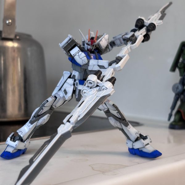 ガンベ大阪でレッドドラゴンを購入。RGストライクに持たせてみました^_^さすがRG。ポージングの幅が広い‼️宇宙刑事のようなポーズになりました😊バックパックどうするか検討中です。ゴリゴリの近接戦仕様もありかな😊（2枚目）