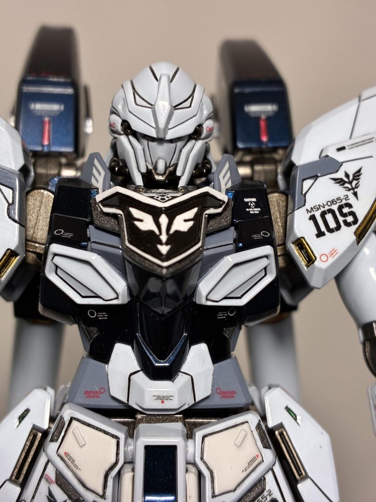 エングレービングの枠の部分は、0.7ミリのマステを使って筋彫りをしました。あとは気合いで塗り分けをしました。