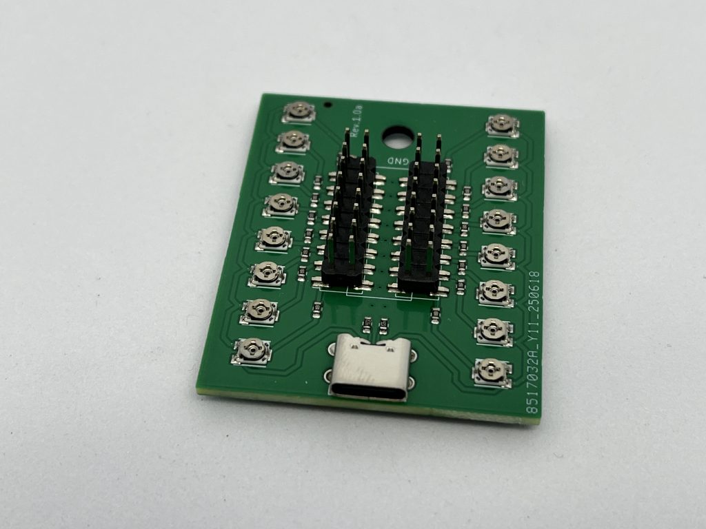 LEDコントローラーはTANI-Lab製のTLP-LM01です。Type-Cから給電して16chまで調光が可能な優れもの。今回はモバイルバッテリーに接続しています。有線になってしまいますが、電池切れで困ることもなく、ACアダプタの電源投入で飾っているガンプラも一斉に発光なんて演出も可能かと。調光可能なのでLED実装したけど爆光で困ることもありません。自分の好きな光量に調整可能です。保護抵抗が標準で搭載されているのでAmazonでケーブル実装済のチップLEDをそのまま直結で使えます。