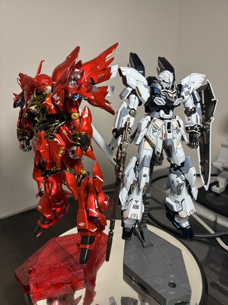 約5年前に作ったRGシナンジュ とツーショットです。今見ても、ホントに美しい赤です。