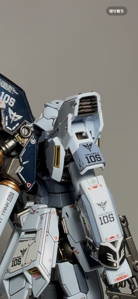 肩が寂しかったので排熱ダクト作りました。これはディテールパンチと一ミリ角棒で作りました。