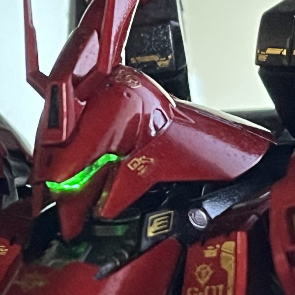 RGサザビー、モノアイLED化でなぜかバイザー全体が光ってしまった。