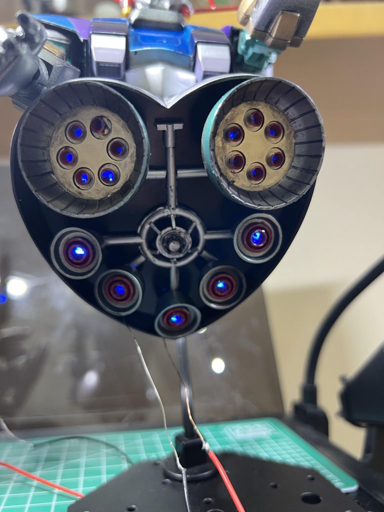 ジオングはスカートの中を見せてなんぼの世界なので情報量を追加しました。ランナーを使ったなんちゃって配管で個々のスラスターに燃料分配している風にしてみました。スラスターの電飾は7個+モノアイを並列接続でボタン電池駆動です。前二つの6連スラスターはLED1個です。