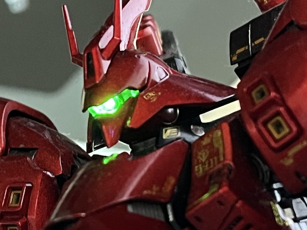 ──と、ここで予想外の出来事が。バイザーを取り付けると、なぜかバイザー全体が淡く光り始めたのです。どうやら、内部の光がバイザー素材を通して全体に拡散されてしまったようで、思いがけず「モノアイ+バイザー発光仕様」に。これはこれで面白いのですが、やはり導光の知識と工夫がもう少し必要だと痛感。LED改造の奥深さを改めて実感する結果となりました。