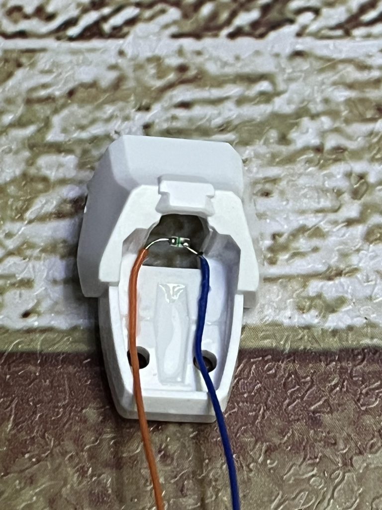 LEDの組み込みはホットボンドを使ったり、瞬間接着剤をつかったり状況によります。あとは適当に空いてるところを這わせてLEDコントローラーへ接続でLED実装完了です。全塗が先か、LED実装が先か。。。