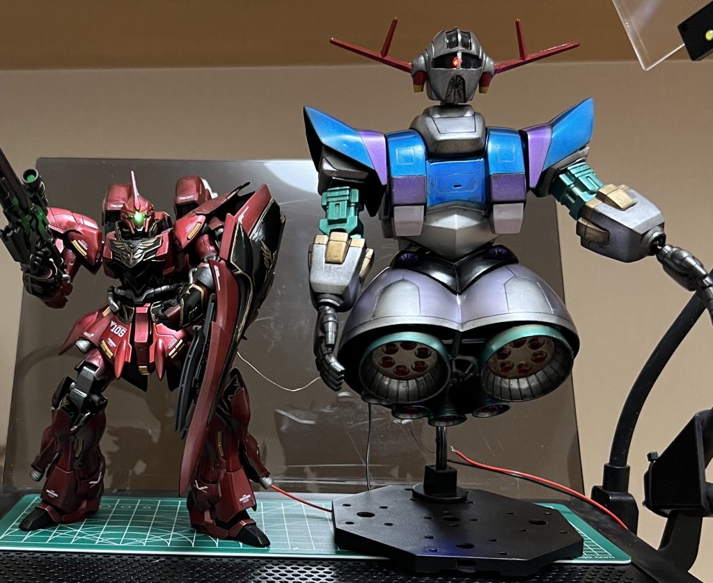 シナンジュとツーショット。時代の進化はすごいですね。バンダイスピリッツの中の人には尊敬と感謝を送りたいです。