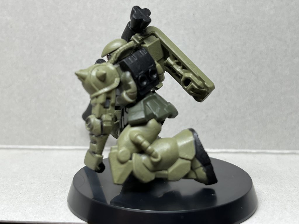 以前から友人とガンダムTCGやるかと話していたので昨日発売のアッセンブルセットを購入今日の対戦に間に合わせるために急いでザクだけ塗りましたw