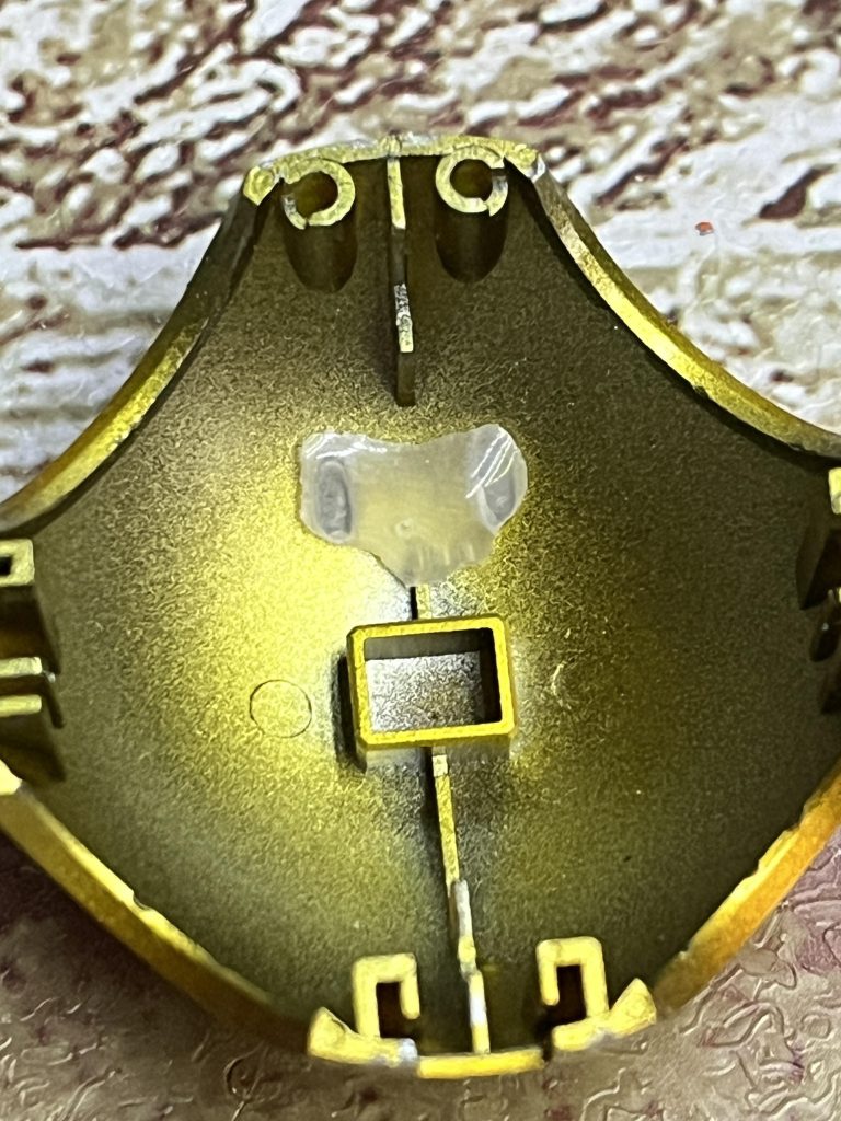 目もUVレジンで止めています。