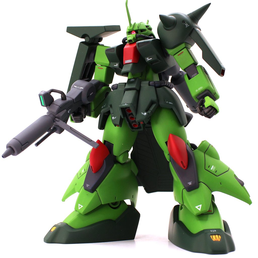 いつも0079~0083くらいまでのMSばかり作っているので、ZZモノは新鮮でした。初期も初期のHGUCなので、合せ目のオンパレード&最低限の可動範囲です。逆に言うと変に凝った構造が無く素直な造りなので、良い意味で頭を使わず気持ち良く組み上がります。後ハメが必要だったのは頭部と股間の赤いバーニア部、カカトのみでした。