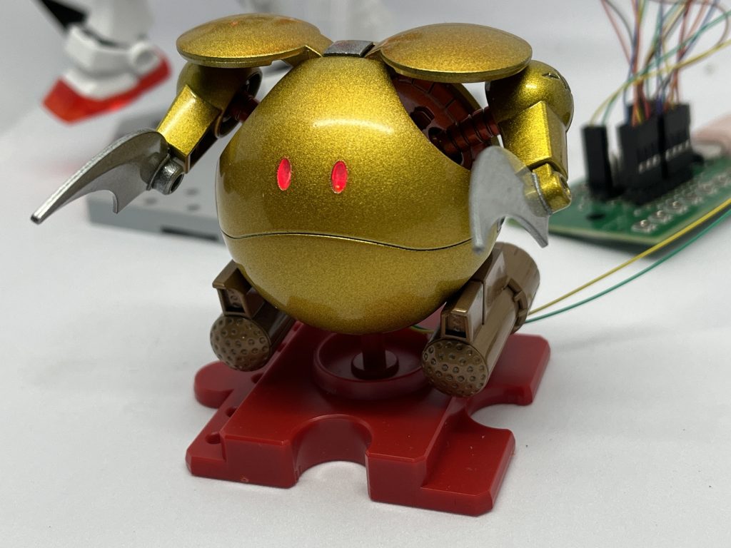 目の加工後。レジンで目を作りなおしてツルテカのハロレロになりました。