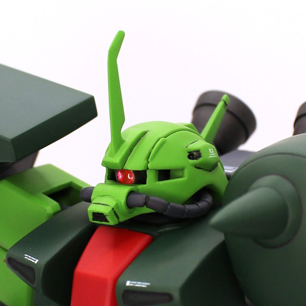 頭部は流石に時代を感じる造りなので、モノアイ可動化しました。狭いですがお誂え向きのスペースがあるので、小さいモノアイパーツさえあればやる事はシンプルでした。