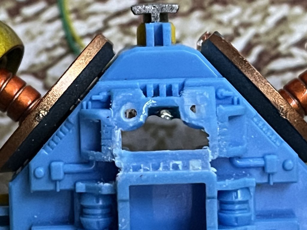 目の周り部分を切り取り、LEDをUVレジンで固定しています。LED、ちょっと曲がってしまいました。広角で発光するはずなので許容です。