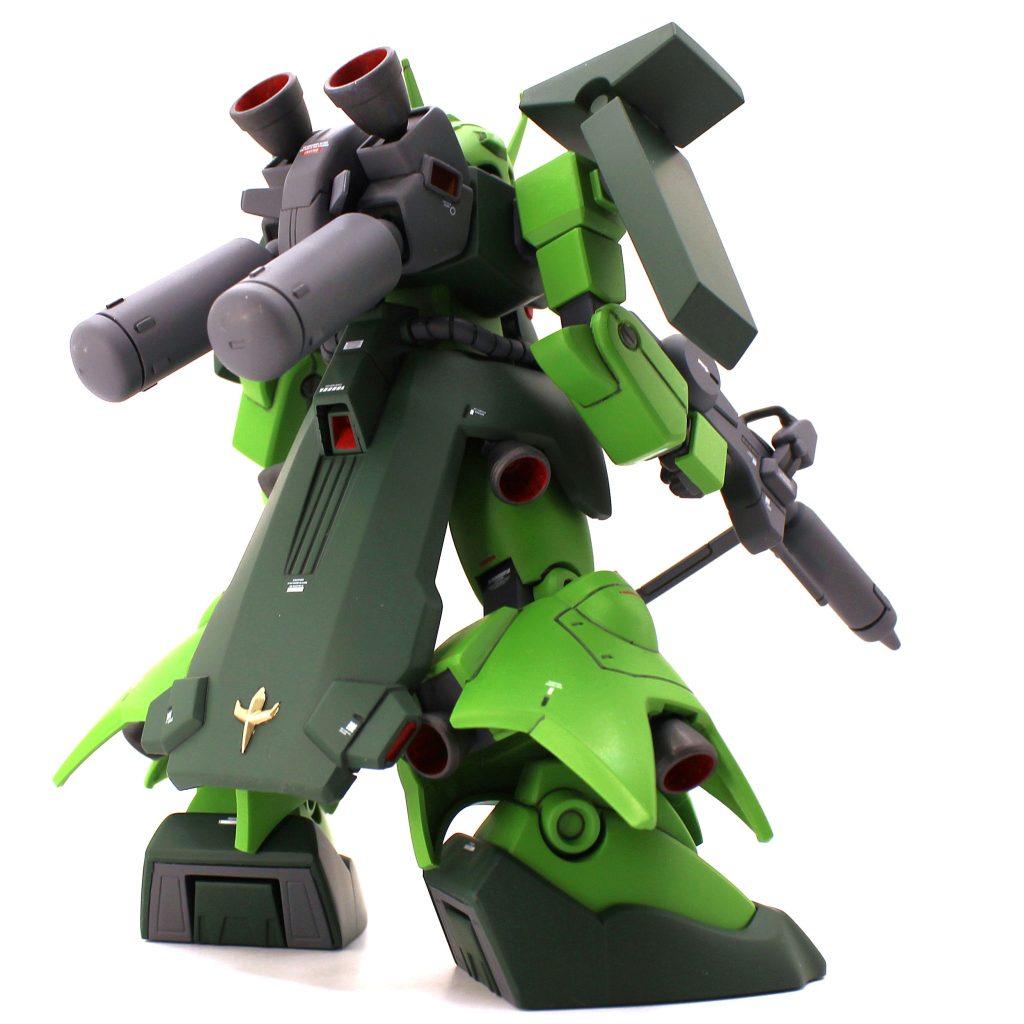 基本ストレート組みですが、ちょこちょこと手を加えました。以下、改修箇所箇条書きにします。・頭部モノアイ可動化・頭部カバー着脱化・バルカン開口・アンテナシャープ化・アゴを引けるように首元整形・左肩スパイク先鋭化・前腕両側面の窪みにディテールパーツ追加・手首軸短縮・手首パーツ追加(他キット、ビルダーズパーツ)・ビームサーベル刀身クリア化・ビームライフルセンサー部メタリックシール貼付・バックパックセンサー部メタリックシール貼付上記に加え、各部後ハメ、合せ目消し、各部スジ掘り直し等基本工作を実施しました。