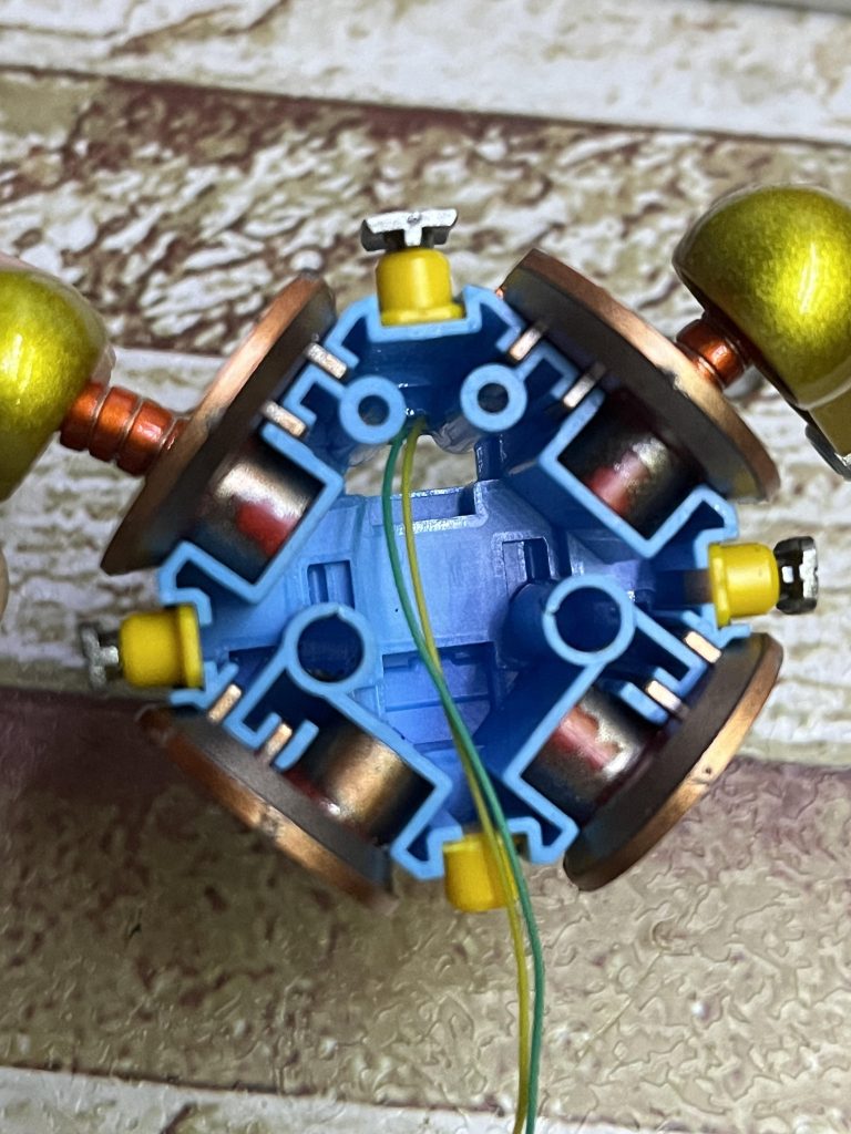 最後に、目立たない箇所に直径約1mmの小さな穴を開けて、そこから配線を外部に取り出し、工作は完了となります。このサイズ感と内部スペースであれば、ボタン電池を内蔵することも不可能ではありませんが、電池の交換などの手間を考慮し、今回は有線接続を選択しました。