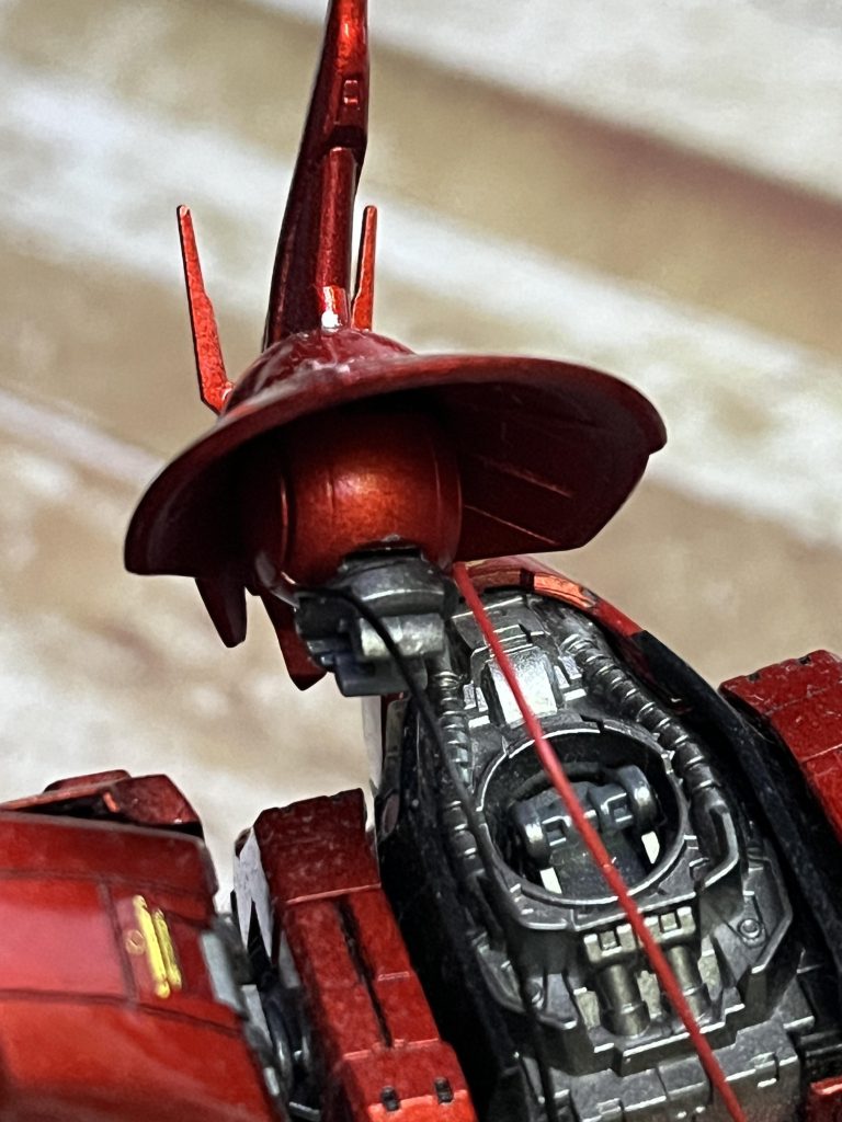 さて、いざLEDを仕込もうとすると…とにかくスペースがない!このキット、見えないのに精密にコクピットが再現されていて、そこが空間を圧迫しているのです。「なぜそこに全力を注いだのか、バンダイさん…!」と思いつつも、なんとか工夫してコクピット内部に緑色のチップLEDを組み込み、モノアイ用の配線を引き出すことに成功。配線は外部へ導き、TANI-Lab製のLEDコントローラーモジュール「TLP-LM01」に接続。調光機能で光量を整えながら点灯チェックを行ったところ…モノアイは無事点灯!