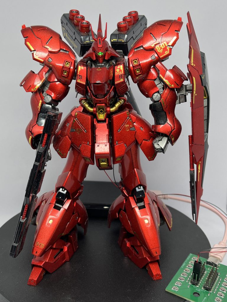 完成したサザビーは、想定外の光り方も含めて“自分だけの一機”に仕上がり、満足感もひとしおです。もう少し発光ギミックを増やしたかったのですが、アイディアが出てこなかったのでここまでで完成としました。またひとつ、電飾モデリングの面白さと難しさを味わった制作記となりました。