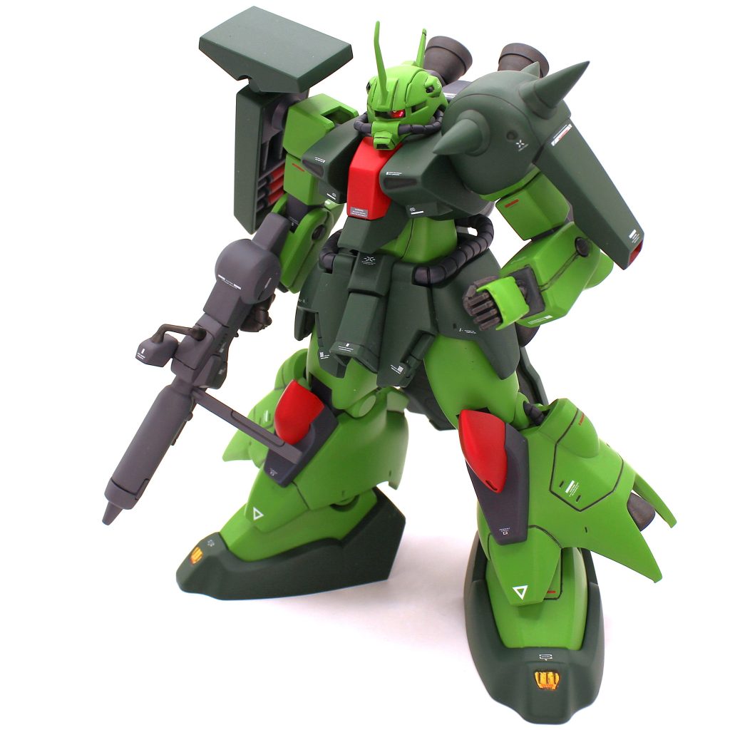 作り終った後に、設定画ではモノアイの真上にセンサーがある事を知りましたが、追加する気力は無くキットのままです。前後のツノはシャープ化しました。ツノは別部品ではなく、頭部カバー部が左右方向で金型割って一体成型してあり、この手の頭部カバーパーツでは珍しいなと思いました。