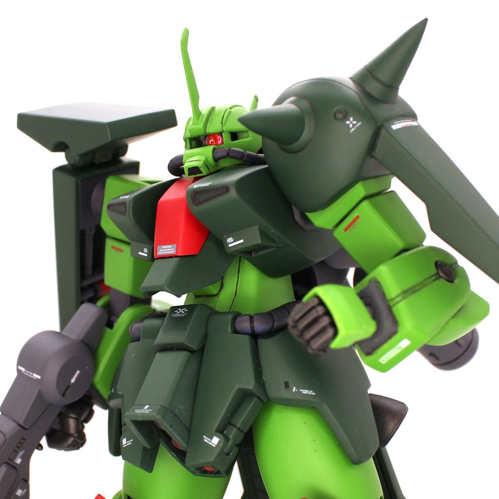 頭部は3ピース構造になっているので、左右は貼り合わせて合わせ目消し。頭頂部は2箇所のダボ穴を切り欠いて、左右貼り合わせた頭部にカバーのようにスナップフィットで着脱できるように調整しました。これでモノアイに何か不具合が起きてもメンテ可能です。モノアイスリットの左右にゴツイ支柱があって可動範囲は限られますが、やはりキットのままのシールより精巧感が出ますし、ポーズの幅も広がりますね。