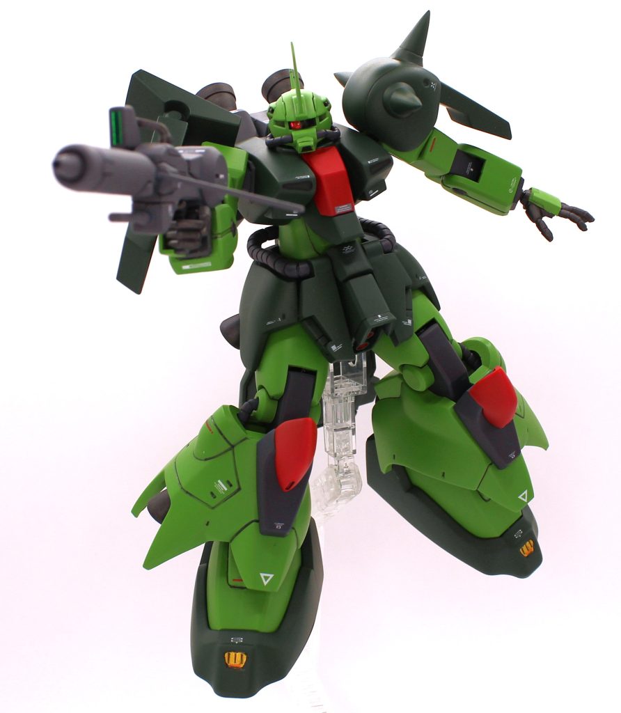 塗装色はオリジナルの色に近いスプレー塗料を選定しました。黄緑部はクレオスのルマングリーン、濃緑部はクレオスの暗緑色(三菱系)です。どちらも成形色とほぼ同じドンピシャの色でした。関節はブルー味の強いグレーの成形色ですが、あまり好みではないので青味の少ないグレーに塗り替えています。各部バーニアやその内側、手首カバー、口のダクト等々筆塗りで部分塗装しました。ザクⅢは色々とオプションパーツが開発されており、本機はそれらを取り付けたマシュマー用のカスタム機という設定のようですね。マシュマー専用仕様という事なので、識別番号等のデカールは控え、各部のコーションデカールのみに留めました。ネオ・ジオンのマークは貼りたかったのですが手持ちが無く、これの為に調達する気にはなれなかったので無しです。