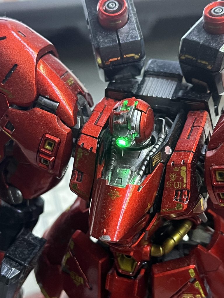 コクピットにシャアではなくLEDを搭乗させてモノアイまで導光して光らせているところ。これではバイザーが一緒に光ってしまう。コメントでアイディアをもらったので、縁を黒で塞いでみることに。