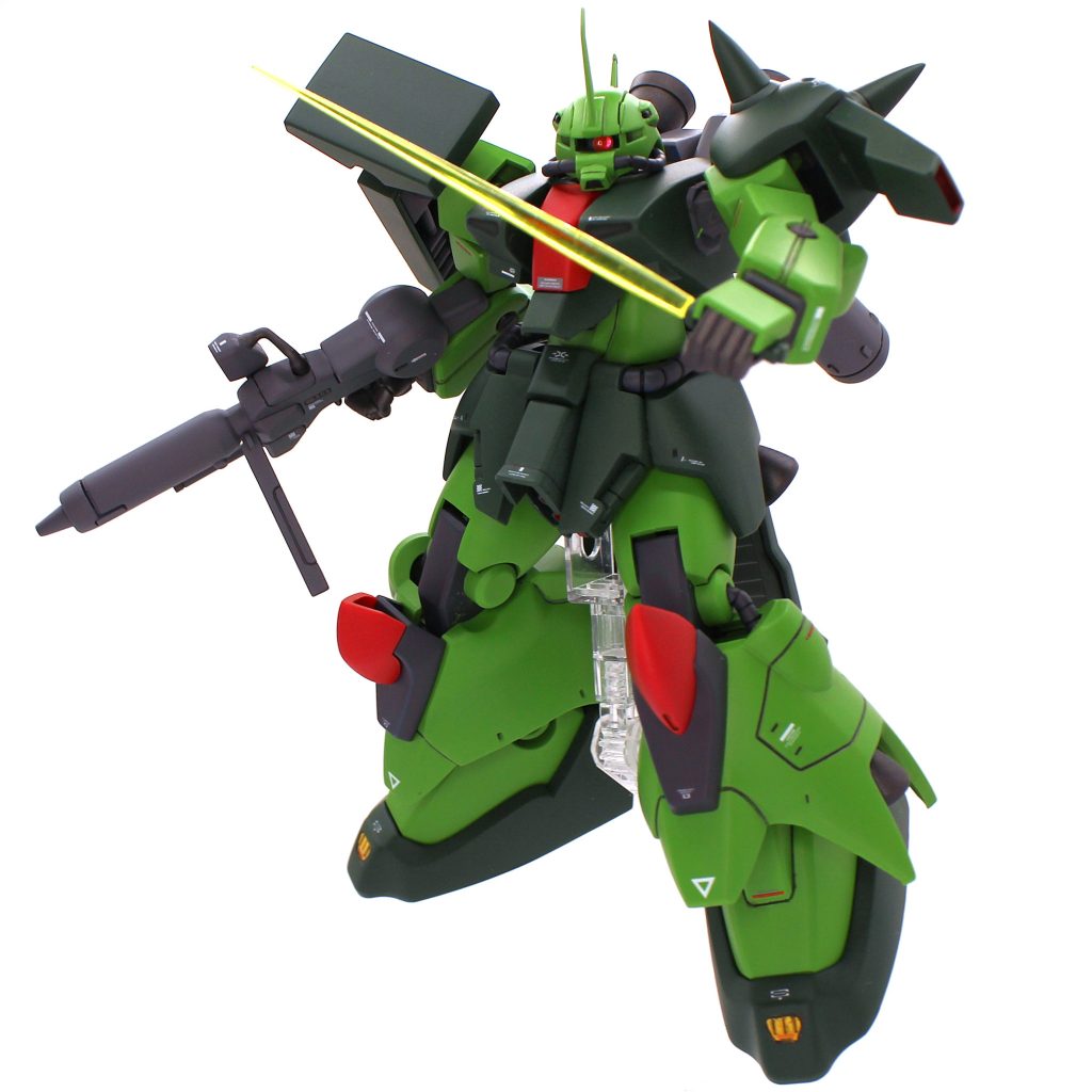 ビームサーベルは刀身一体成型なので、刀身を切り離し、クリアパーツに差し替えました。本キットのビームサーベルですが、ランナーと同化しているのでうっかりしていると捨ててしまいそうなので注意です(笑)