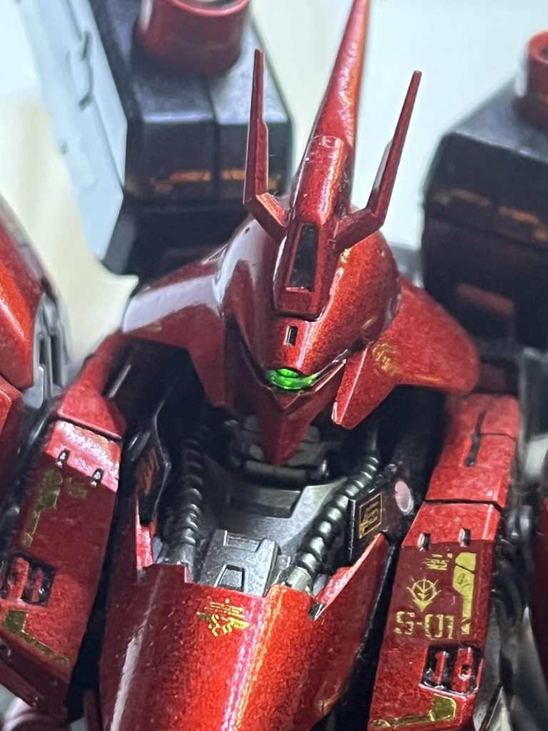 バイザーまで黒で縁を塗っても結局バイザーが光っちゃいましたね。難しいですね。