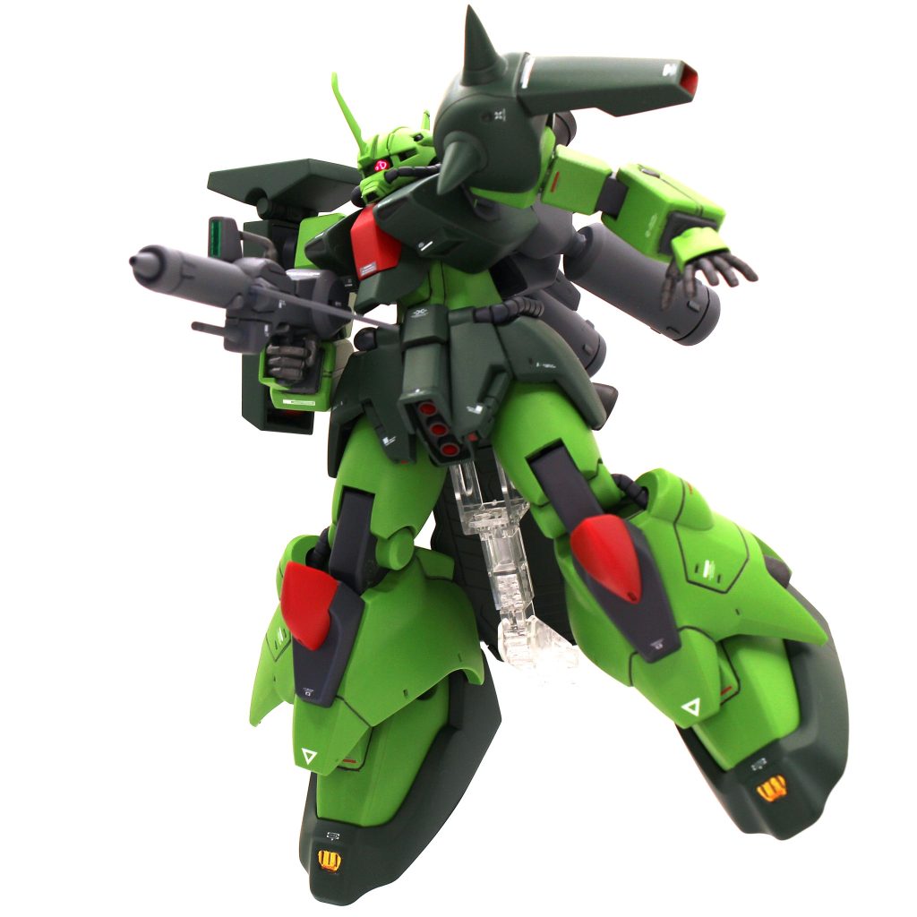 股間のバーニアは穴を空けて塗り分け、股関節は腿のBJ部を削り込み、気持ちばかりガニ股範囲を向上しました。もう少し削り込むべきでした。メガ粒子砲の砲口は筆塗りで色分けしました。