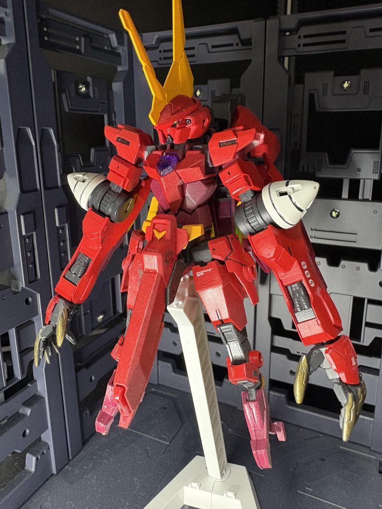 元々この配色にするつもりがジークアクスで赤いガンダムとか出てきちゃったりで二番煎じ感すごい