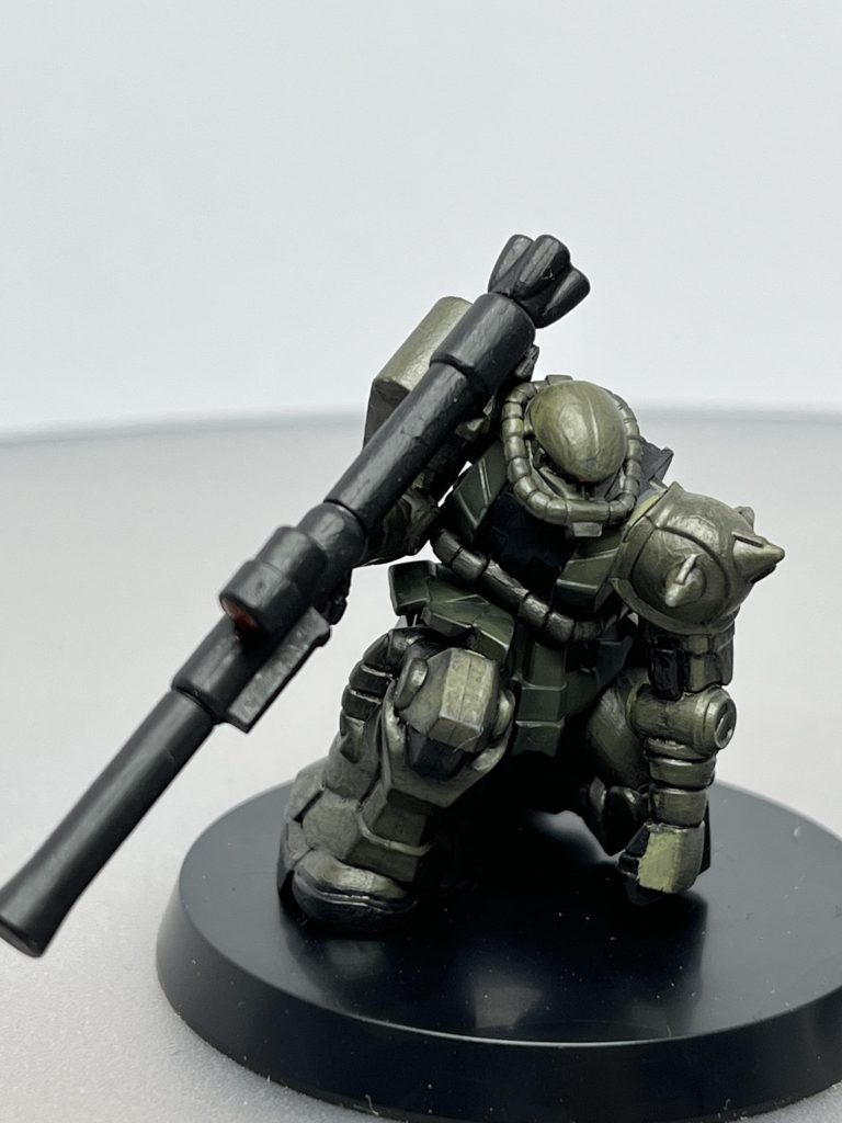 先日upしたザクが塗りだけだったのでスポンジチョンチョンとウェザリングペンでもう少し深みを出してみました！バズのスコープも塗ったり