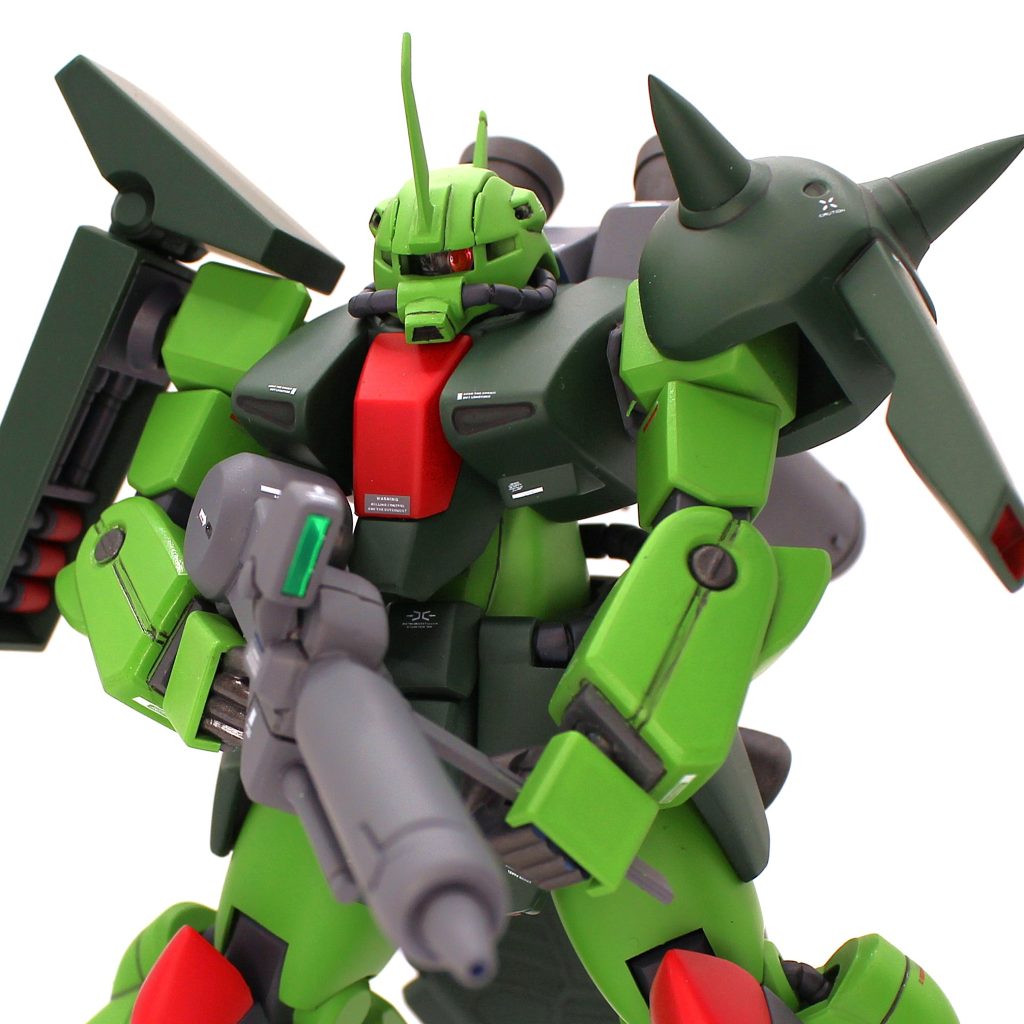 ビームライフルのセンサー部は3Dメタリックシールを切って貼り付けました。バックパックの両サイドの四角い窪みもそのままでは寂しいので、プラ板にラピーテープを貼って、窪みの大きさに合わせてカットした物を貼りました。