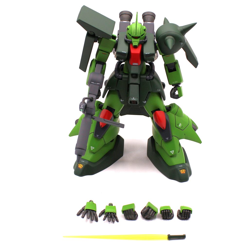 各部の造形がかなり特徴的なのと、構造がシンプルなので可動範囲はかなり限られ、最低限のレベルです。足首はかなり動きそうなのに、各部出っ張った箇所が邪魔をして見た目より全然動きません。少し削れば劇的に広がりそうな箇所もあったので、工作時に微調整しておけばよかったです。可動に関しては仮組みした時にグリグリ遊んでると改修アイデアが浮かんでくる事が多いのですが、今回はほぼバラバラ状態のままで完成させてしまったのが良くなかったかなと思います。初見キットはしっかりブンドドして勉強しないとですね(笑)最後までご覧いただきありがとうございました。