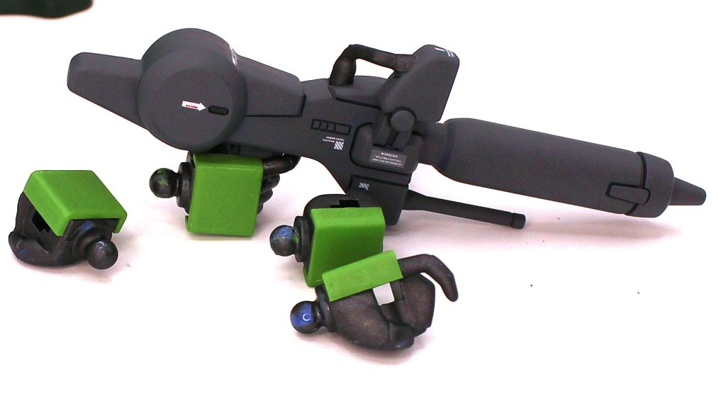 手首ですが、ライフルの両手持ち、股間のメガ粒子砲を持つ為の可動範囲を考えてなのか、やたら軸が長く格好悪いです。なので軸を一度切り離し短くして再接着しました。また、平手や握り拳が付属していないので、他キットの余り物やビルダーズパーツから持ってきました。