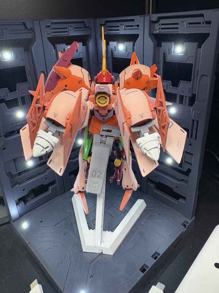 バックパックにはカートリッジ式のGNドライブを2機搭載ミカエル本体のGNドライブと合わせると計4機のGNドライブを搭載しているためメガランチャーの連射、フィールドの展開など高出力で行えるという設定