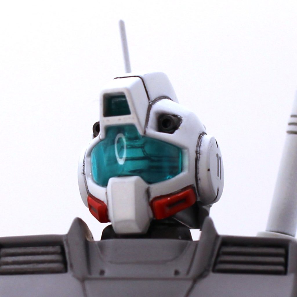 バイザー内部は空洞で寂しいので、余っていたオリジン系ジムのメカ部を切り出して移植しました。ジムスナイパーⅡの頭部が余っていたので最初はこのバイザー内部を移植しようと思ったのですが、設定調べると寒冷地ジムはジムコマやジムスナⅡのモノアイ形式ではなく、ツインアイ系のようでした。0080登場でデザインも類似しているのに頭部センサーは違うんですね。勉強になりました。