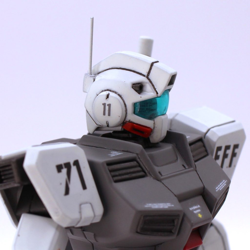 頭部は一癖あり、一番手が掛かっています。それにしてもイケメンですね。個人的にはGM族で1、２を争うと思います。バイザーとおでこのセンサーは余計な部分を切り取り、前から嵌められるようにしました。バイザー後ハメできれば心置きなく前後接着、合せ目消しして塗装できます。口元の赤いダクト部や耳部の根本アールが大きく、このままスミイレしてもシャープさに欠けると思ったので、がっつり筋を彫りました。アンテナは真鍮線の置き換えています。お手軽工作ですが一気に精密感が増すのでおすすめです。