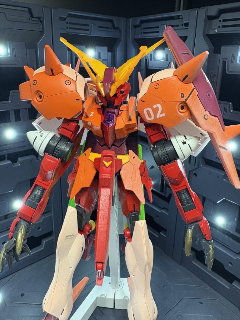 ちゃんと角も展開します。機体名は天使の名前からですがアーマーは7つの大罪とそれに関する悪魔の名前をつけていますエンヴィーは嫉妬の意味レヴィアタンは嫉妬を司る魔獣なんだとか