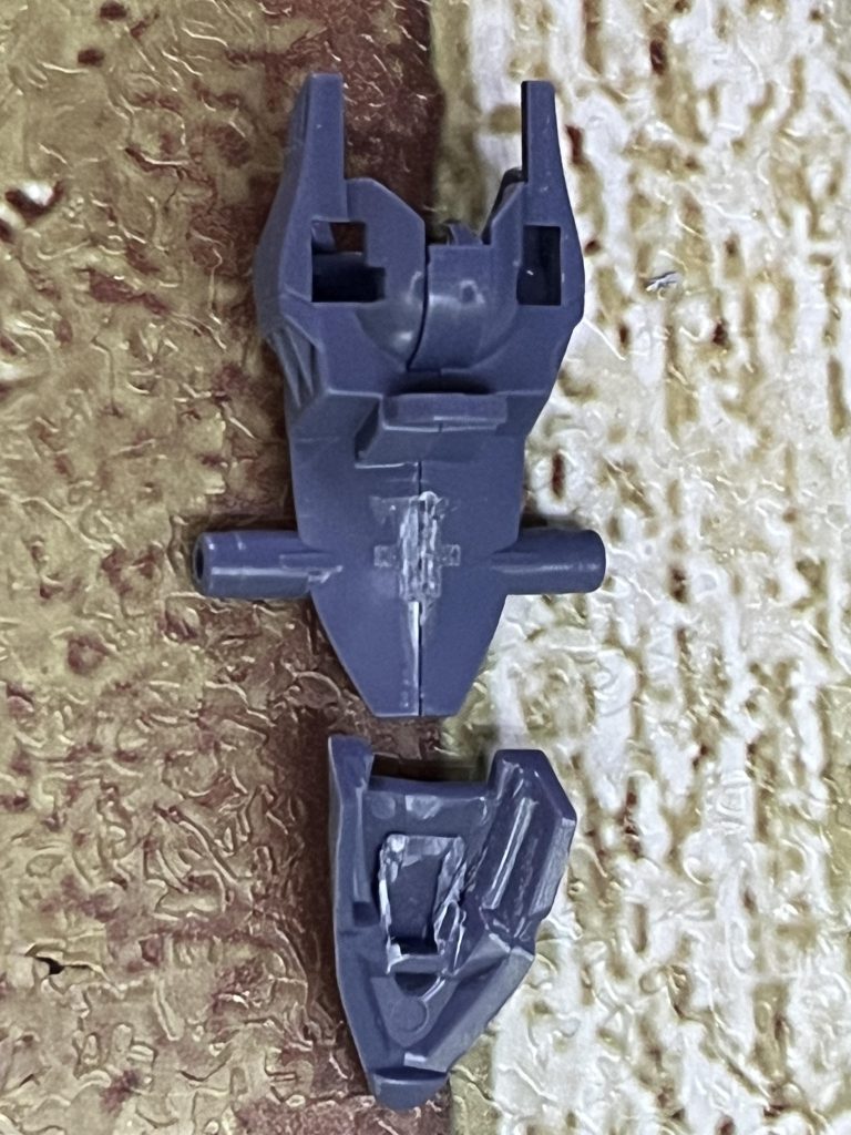 LEDを仕込む空間が無かったので、固定用のデコボコを切り取って確保しました。まわりのパーツで固定されるんでグイグイ動かさなければ大丈夫かなと。